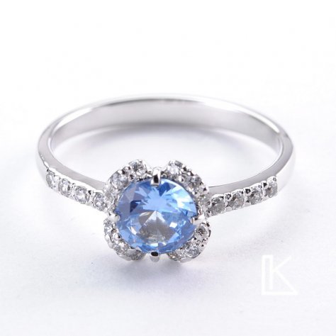 Zásnubný prsteň č. 33 s centrálnym akvamarínom, bohato osadeným diamantmi.
