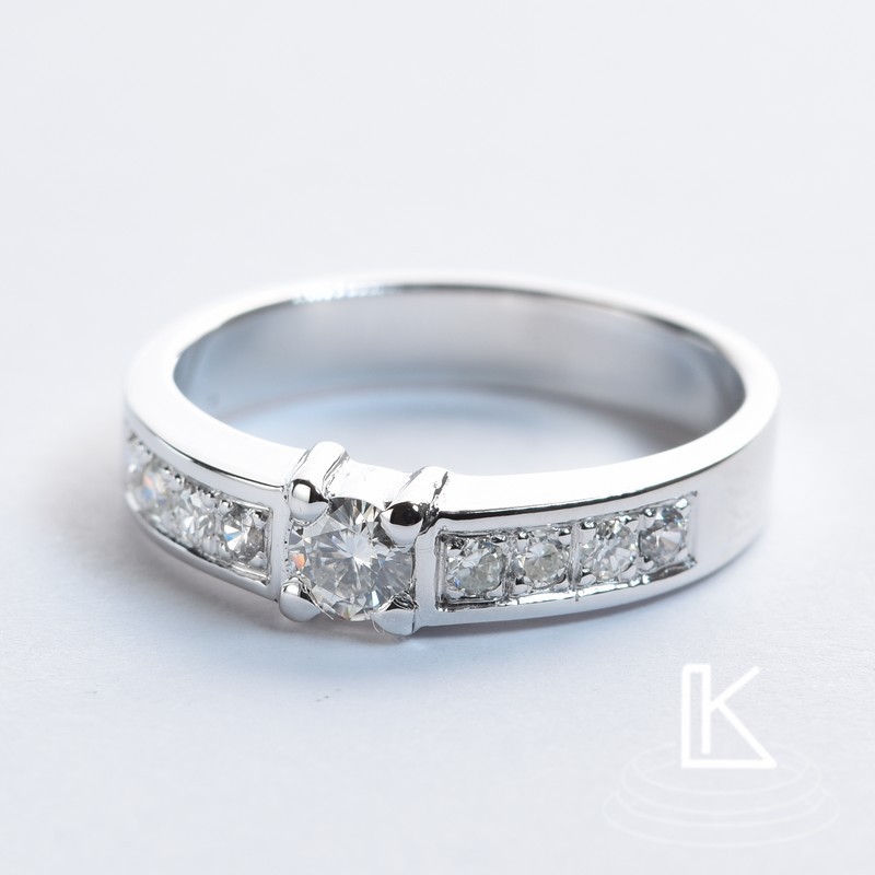 Zásnubný prsteň č. 3 z bieleho zlata, ktorý na prvý pohľad zaujme svojou iskrou vďaka veľkému diamantu